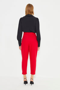 Rote Damenhose mit hoher Taille und gerader Passform