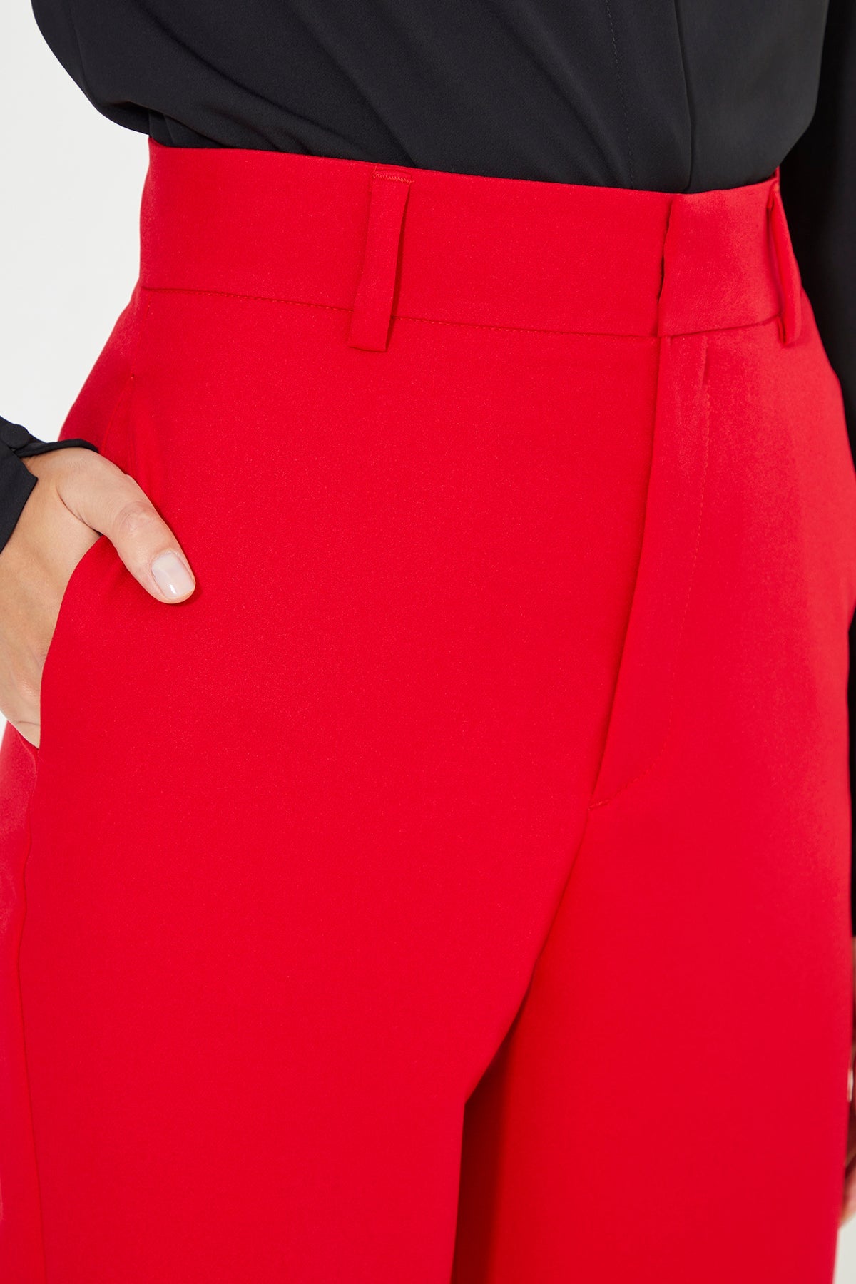 Rote Damenhose mit hoher Taille und gerader Passform