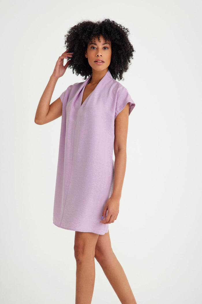 Pudertiefes, kurzes Kleid mit lässiger Passform und kurzen Ärmeln