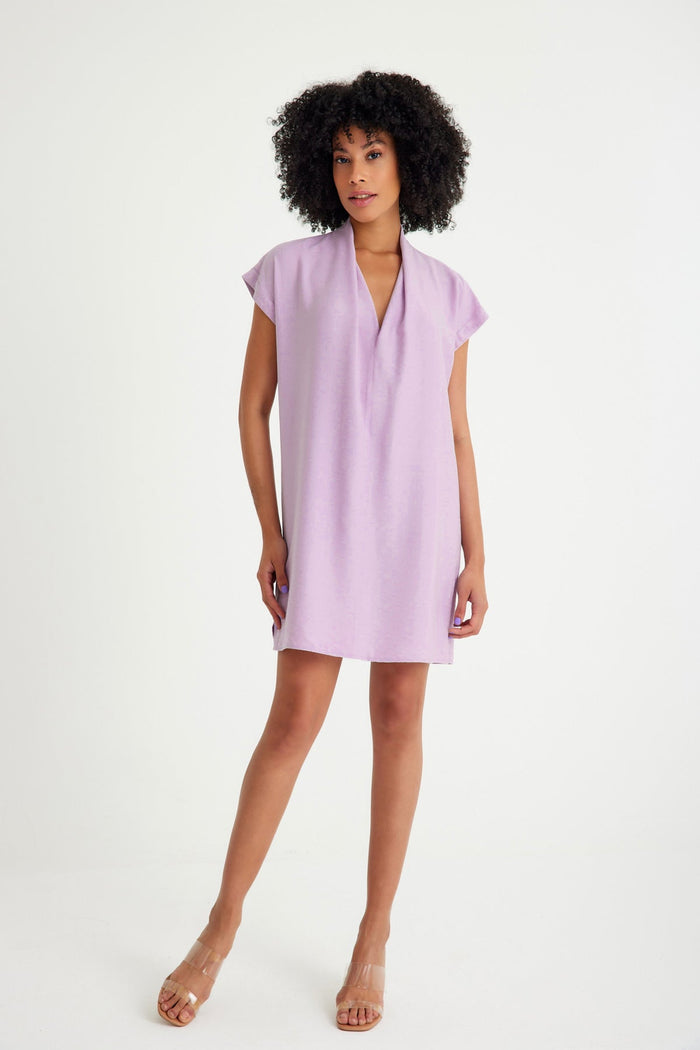 Pudertiefes, kurzes Kleid mit lässiger Passform und kurzen Ärmeln