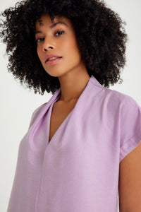 Pudertiefes, kurzes Kleid mit lässiger Passform und kurzen Ärmeln