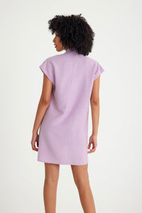 Pudertiefes, kurzes Kleid mit lässiger Passform und kurzen Ärmeln