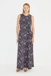 Ärmelloses, seitlich gerafftes langes Kleid mit Paisley-Print