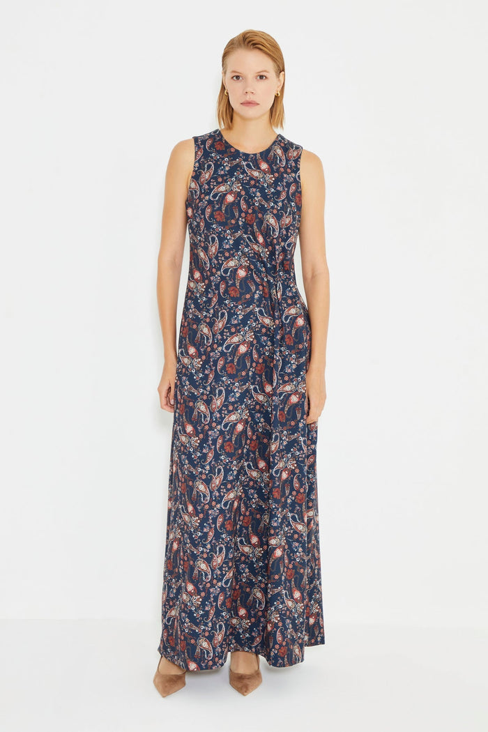 Ärmelloses, seitlich gerafftes langes Kleid mit Paisley-Print