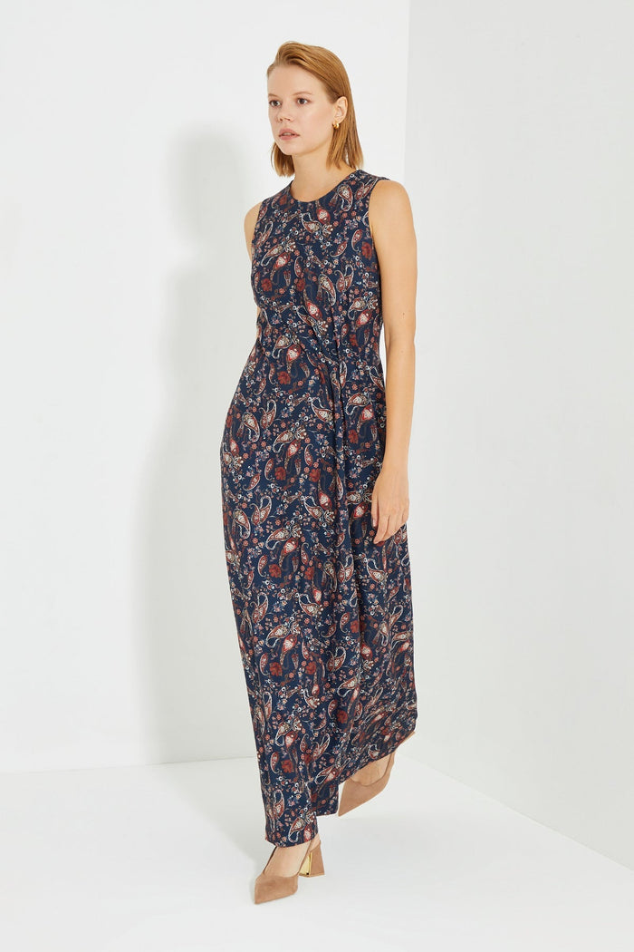 Ärmelloses, seitlich gerafftes langes Kleid mit Paisley-Print