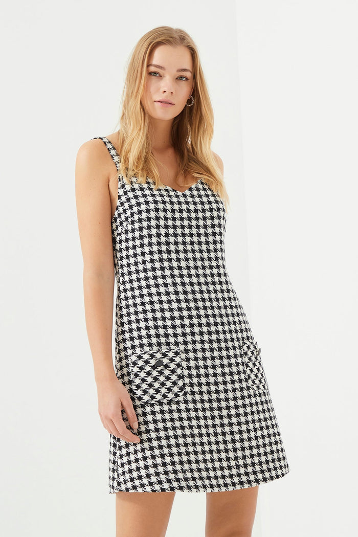 Schwarzes, tailliertes Minikleid mit Trägern