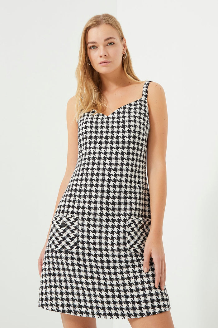 Schwarzes, tailliertes Minikleid mit Trägern