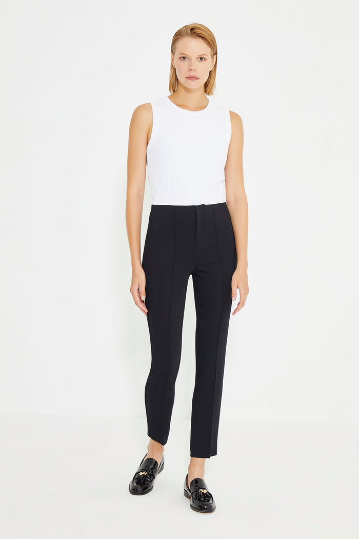 Schwarze Carrot-Fit-Damenhose mit geripptem Detail vorne