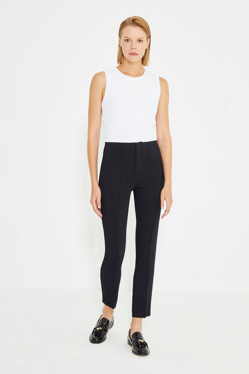 Schwarze Carrot-Fit-Damenhose mit geripptem Detail vorne