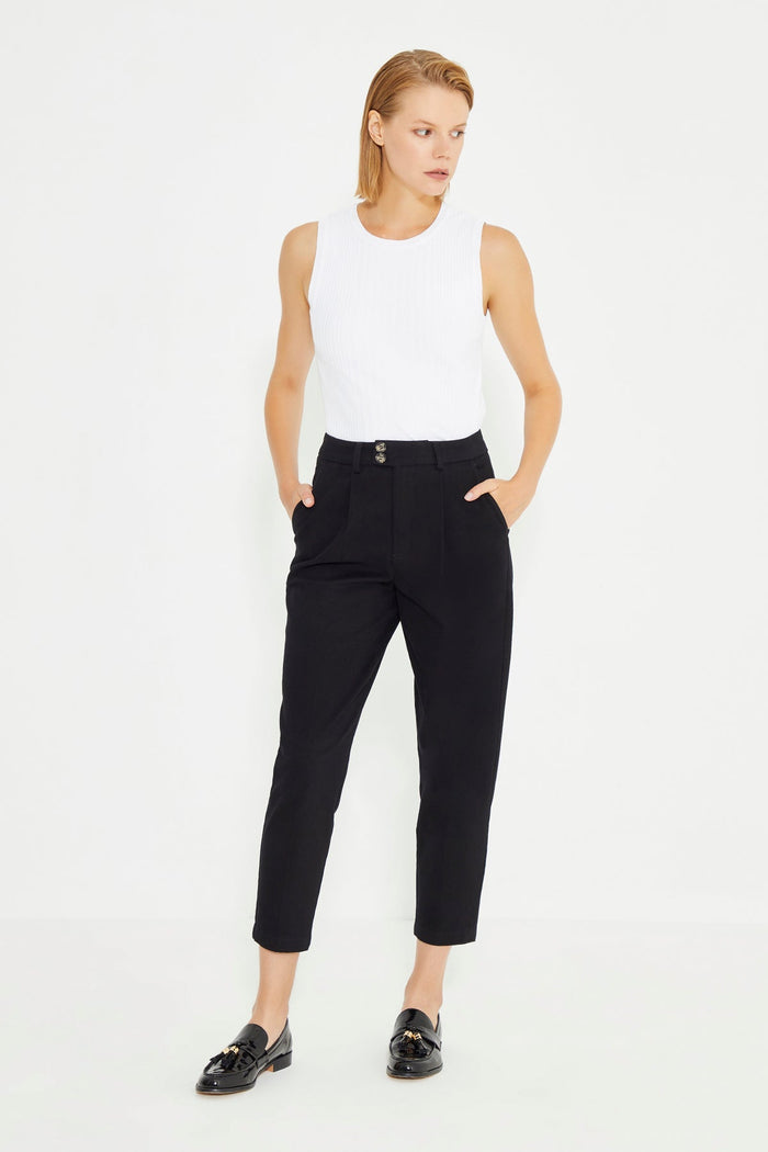 Schwarze, plissierte Damenhose mit hoher Taille