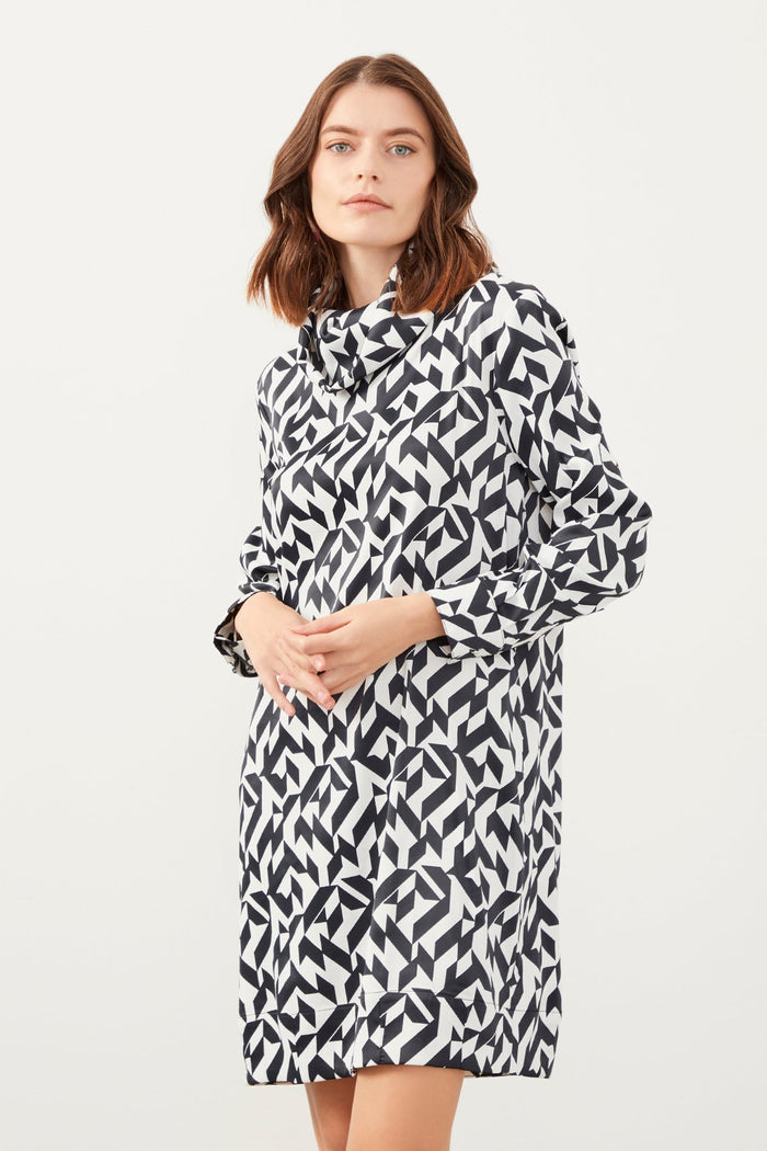 Schwarzes Midikleid mit Rollkragen und langen Ärmeln