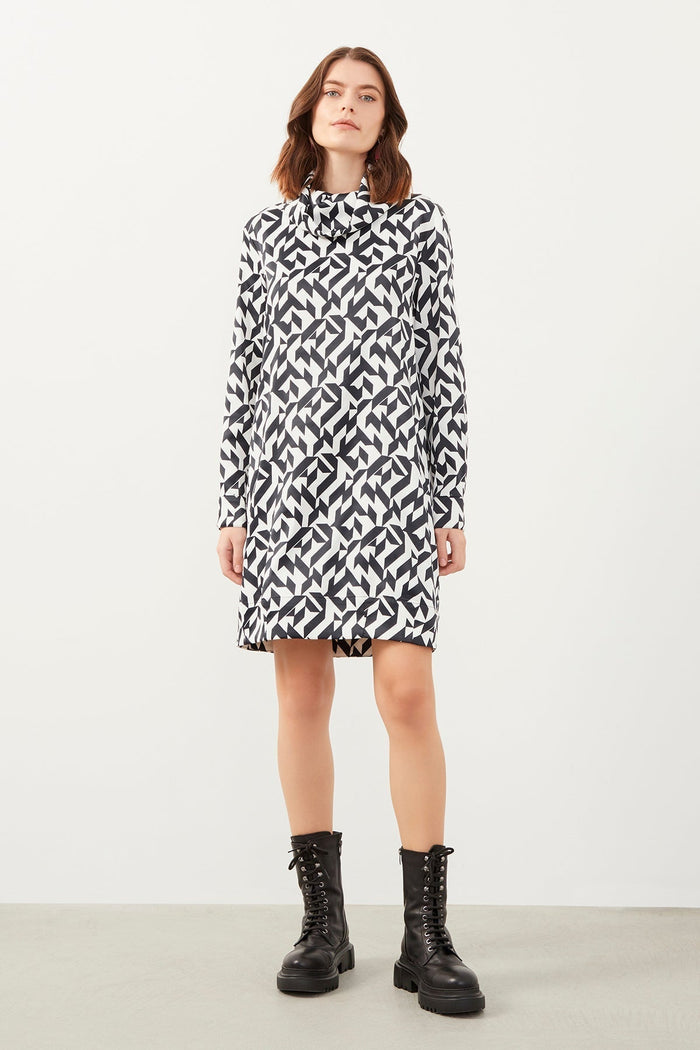 Schwarzes Midikleid mit Rollkragen und langen Ärmeln