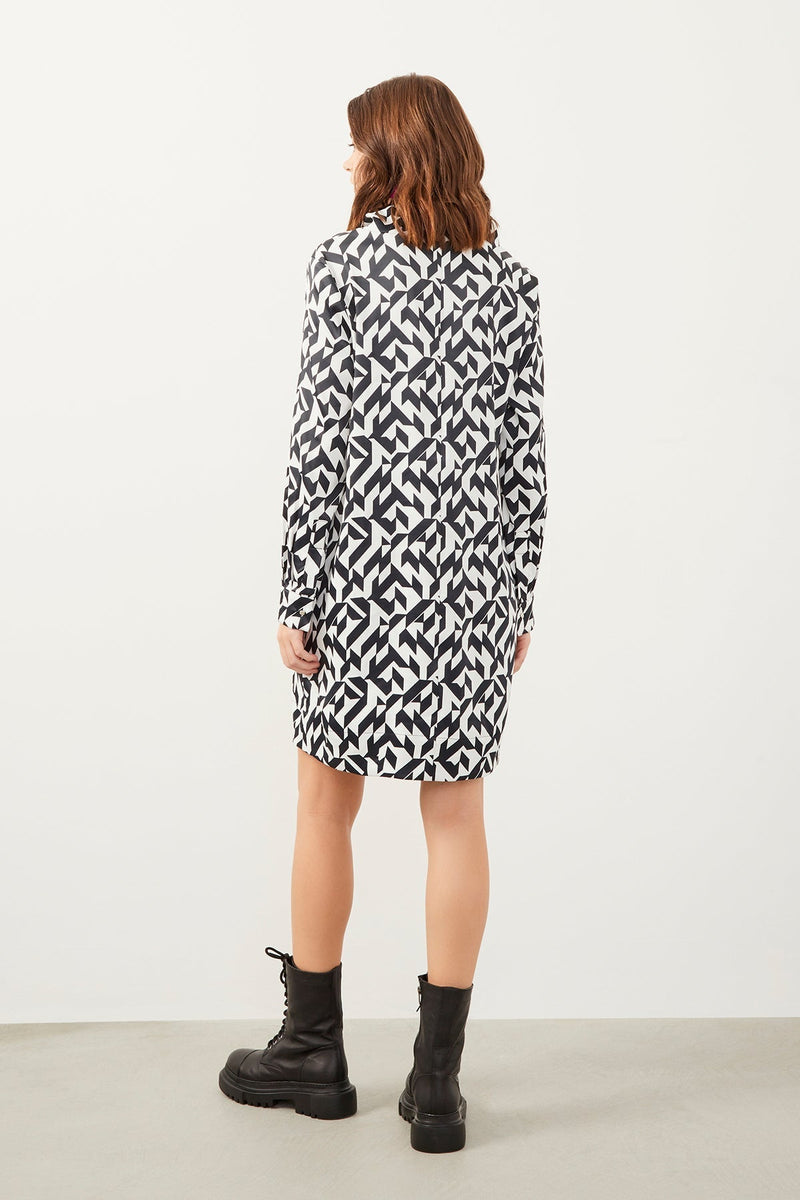 Schwarzes Midikleid mit Rollkragen und langen Ärmeln