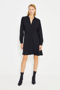 Schwarzes, langärmliges Minikleid mit Hemdkragen