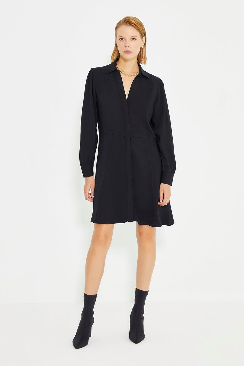 Schwarzes, langärmliges Minikleid mit Hemdkragen