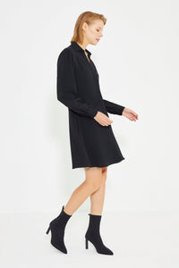 Schwarzes, langärmliges Minikleid mit Hemdkragen