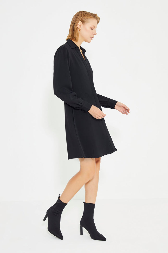 Schwarzes, langärmliges Minikleid mit Hemdkragen