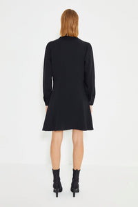 Schwarzes, langärmliges Minikleid mit Hemdkragen