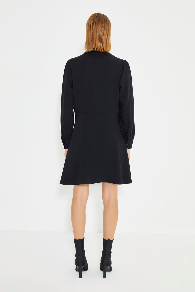 Schwarzes, langärmliges Minikleid mit Hemdkragen