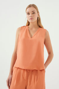 Orangefarbene Bluse mit V-Ausschnitt und detailliertem Schulterausschnitt