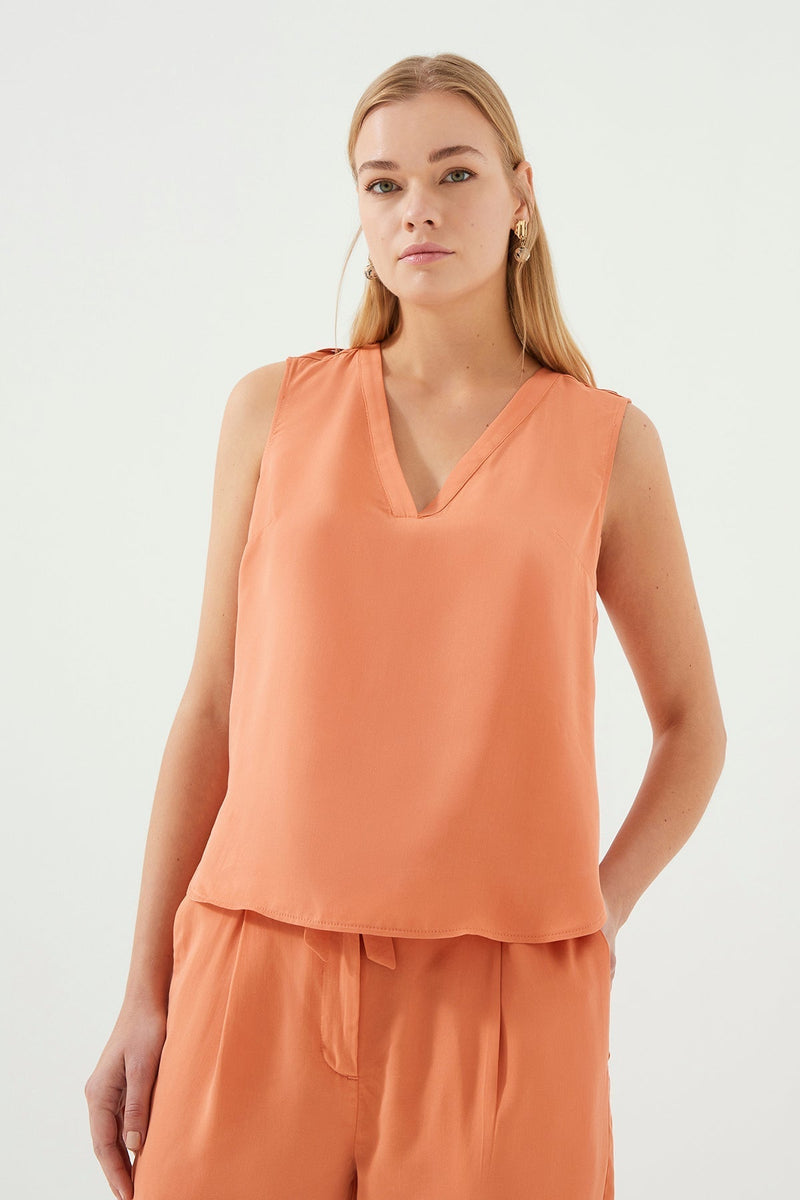 Orangefarbene Bluse mit V-Ausschnitt und detailliertem Schulterausschnitt