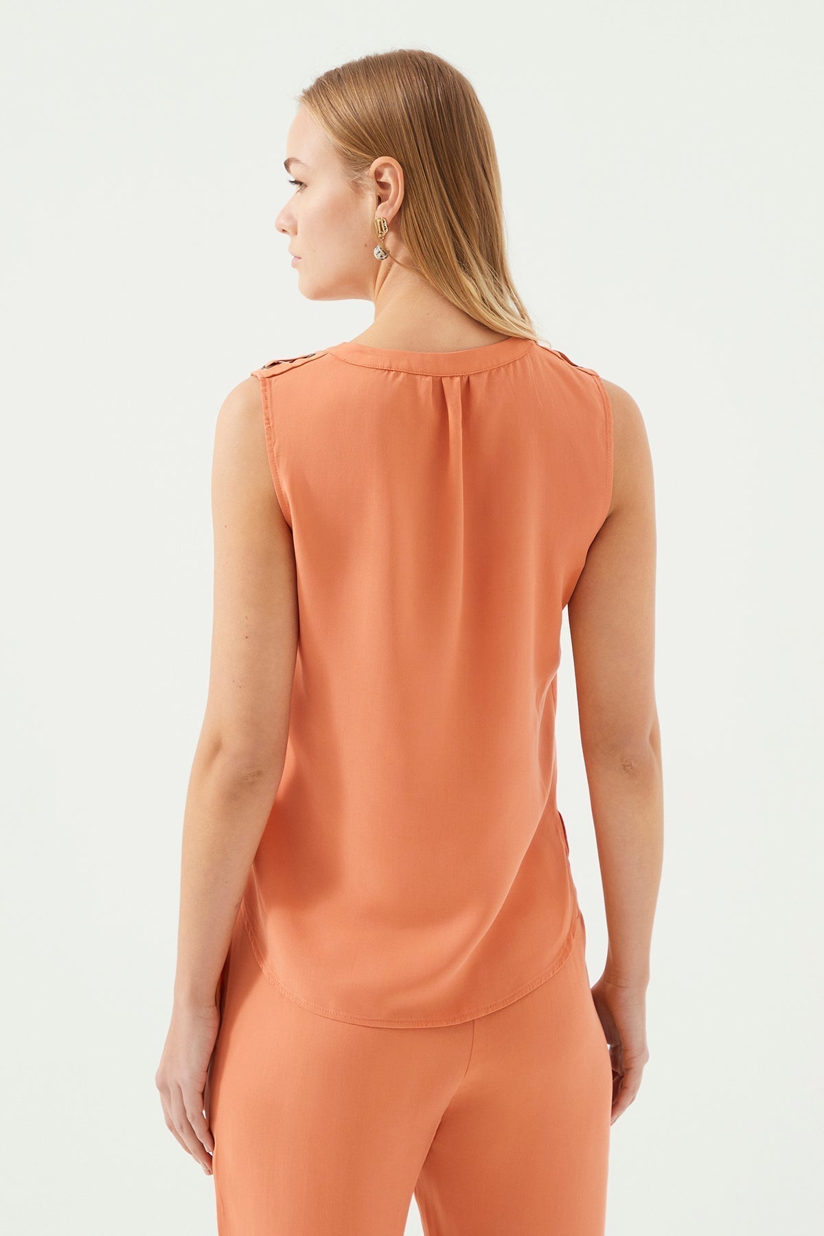 Orangefarbene Bluse mit V-Ausschnitt und detailliertem Schulterausschnitt