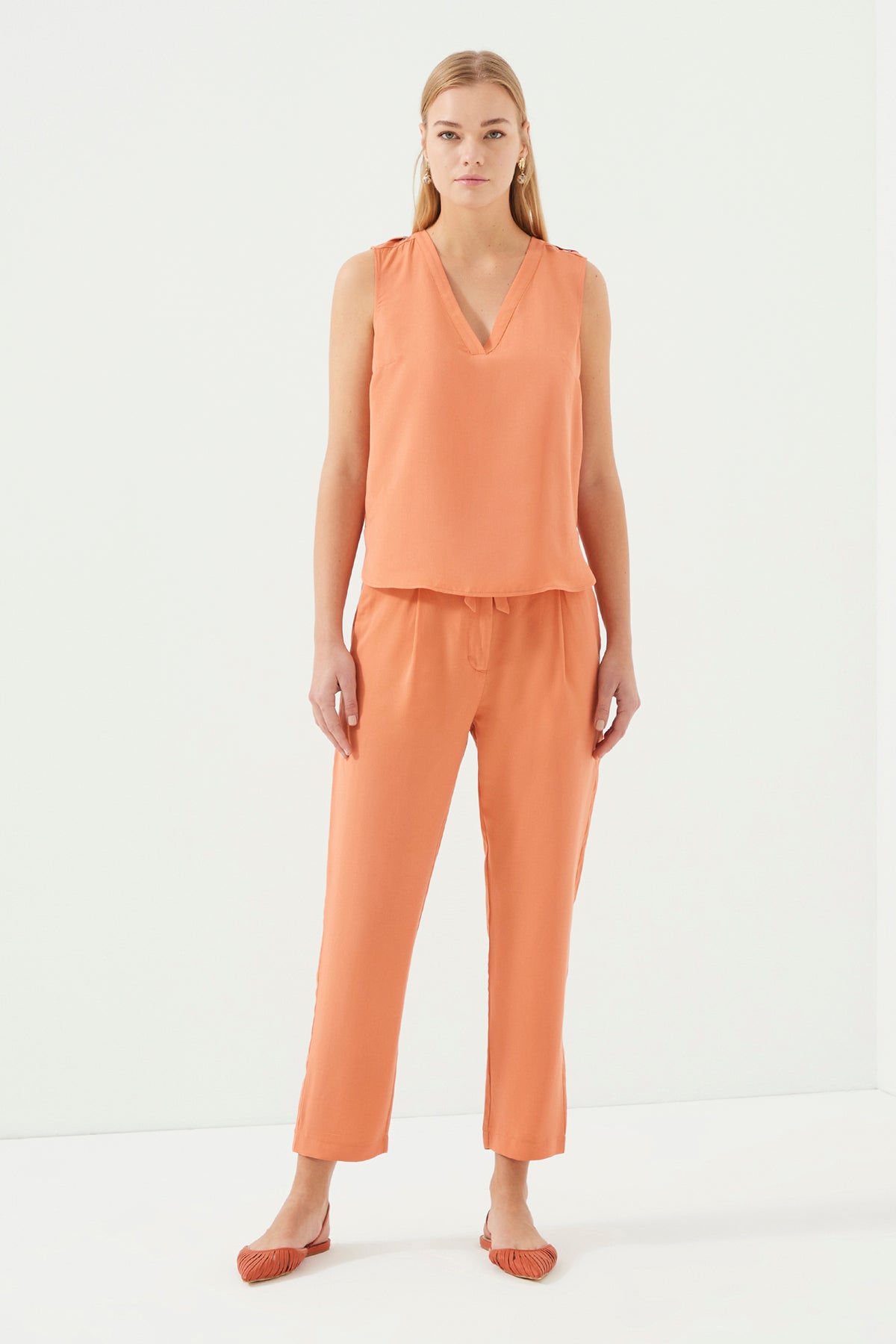 Orangefarbene Bluse mit V-Ausschnitt und detailliertem Schulterausschnitt