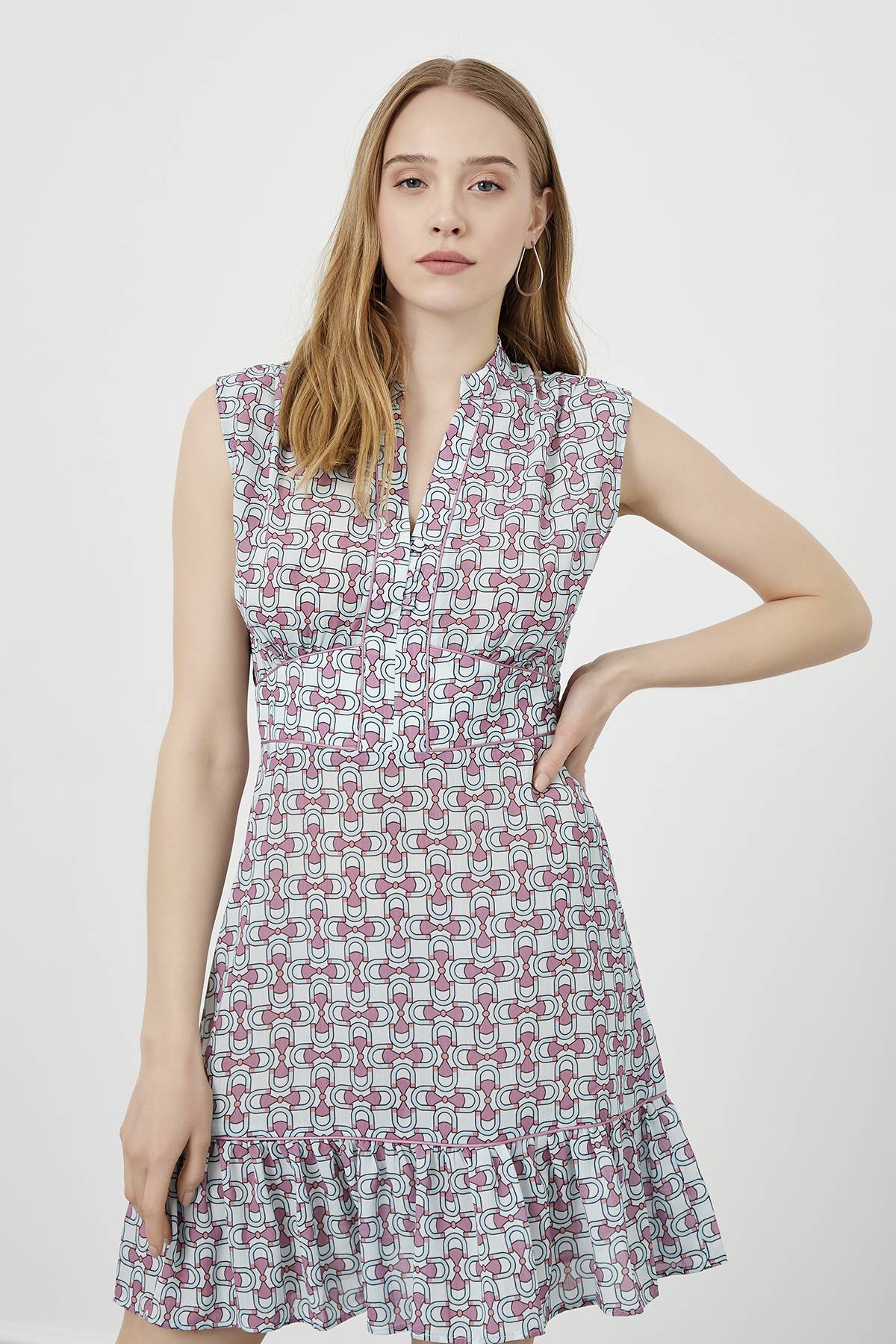 Eisblaues, ärmelloses, plissiertes Kleid mit Blumendruck und V-Ausschnitt