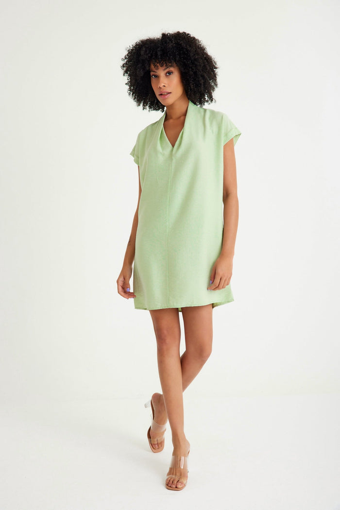 Grünes, kurzärmliges, kurzes Kleid mit lässiger Passform
