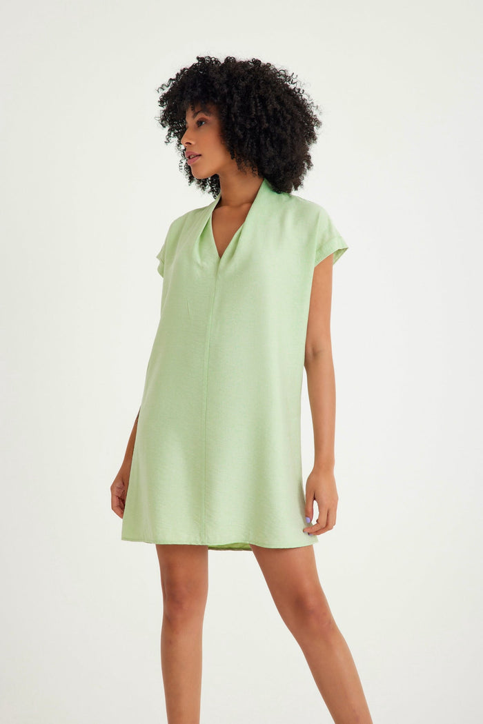 Grünes, kurzärmliges, kurzes Kleid mit lässiger Passform