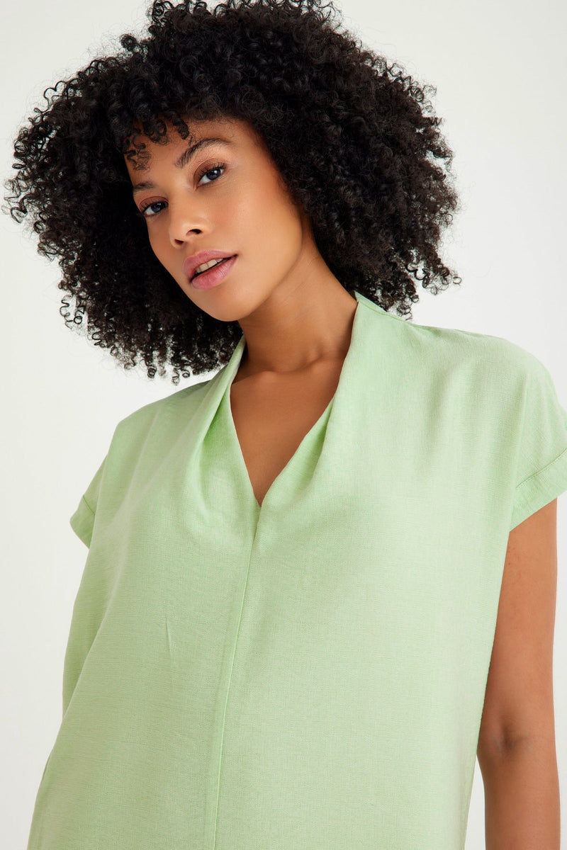 Grünes, kurzärmliges, kurzes Kleid mit lässiger Passform